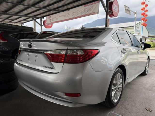 2014年LEXUS 凌志 ES300H 油電車/電動後視鏡/後座出風口/天窗/導航/免鑰匙發動 ★保證里程  第11張相片