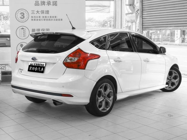 2014年 FORD福特 FOCUS 白 2.0 / 天窗.定速.雙區恆溫.循跡防滑.藍芽  第2張相片