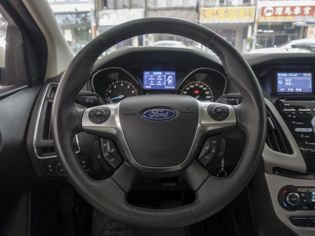 2014年 FORD福特 FOCUS 白 2.0 / 天窗.定速.雙區恆溫.循跡防滑.藍芽  第5張相片