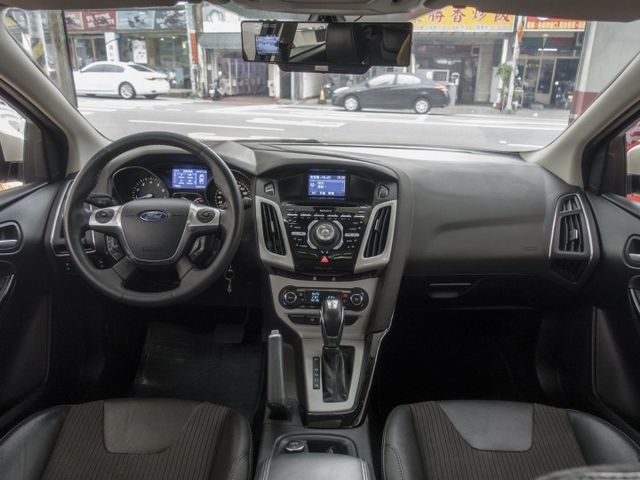 2014年 FORD福特 FOCUS 白 2.0 / 天窗.定速.雙區恆溫.循跡防滑.藍芽  第6張相片