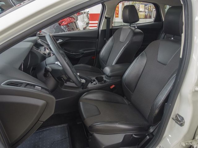 2014年 FORD福特 FOCUS 白 2.0 / 天窗.定速.雙區恆溫.循跡防滑.藍芽  第7張相片