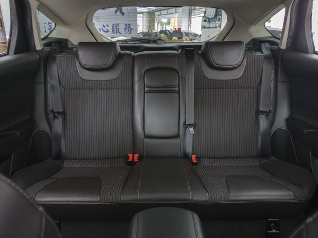 2014年 FORD福特 FOCUS 白 2.0 / 天窗.定速.雙區恆溫.循跡防滑.藍芽  第9張相片