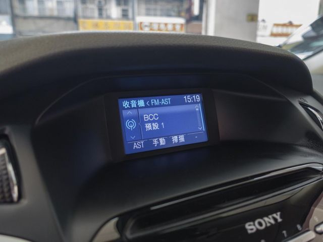 2014年 FORD福特 FOCUS 白 2.0 / 天窗.定速.雙區恆溫.循跡防滑.藍芽  第11張相片