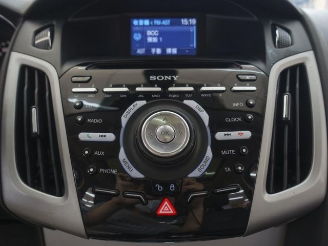 2014年 FORD福特 FOCUS 白 2.0 / 天窗.定速.雙區恆溫.循跡防滑.藍芽  第13張相片