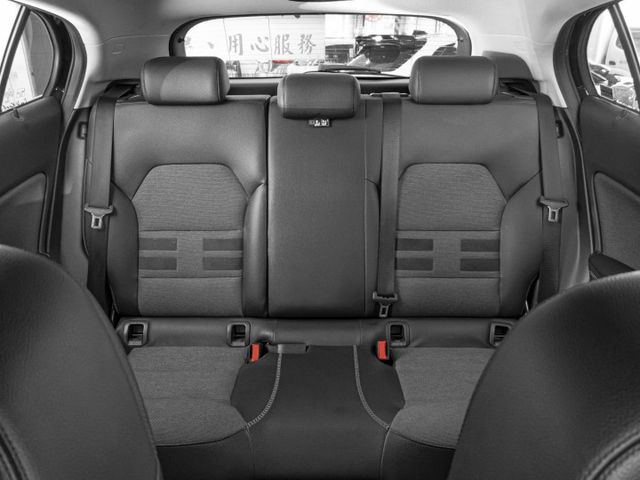 2015年 BENZ賓士 GLA180 紫 1.6／I-KEY.定速.CarPlay.電動椅.電尾  第10張相片