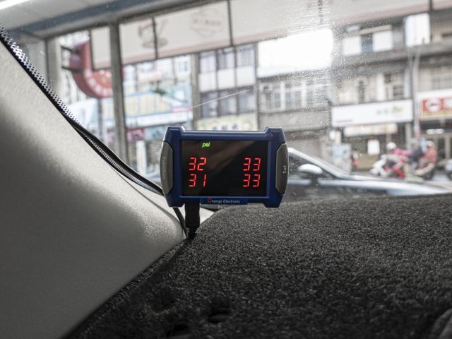 2015年 NISSAN日產 TIIDA 紅 1.6／導航.倒車顯影.後座出風口.胎壓偵測  第18張相片