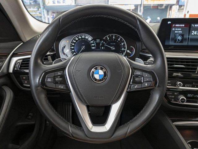 2017年 BMW寶馬 520i 白 2.0／I-KEY.定速.導航.盲點.車偏.電尾  第5張相片