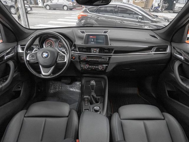2017年 BMW寶馬 X1 xDrive18d 白 2.0／全景天窗.I-KEY.定速.車偏.電動椅  第7張相片