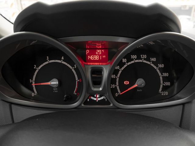 2013年 FORD福特 FIESTA 藍白 1.6／倒車雷達.手動空調.ABS.SRS  第4張相片