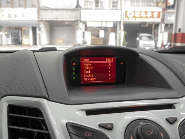 2013年 FORD福特 FIESTA 藍白 1.6／倒車雷達.手動空調.ABS.SRS  第10張相片