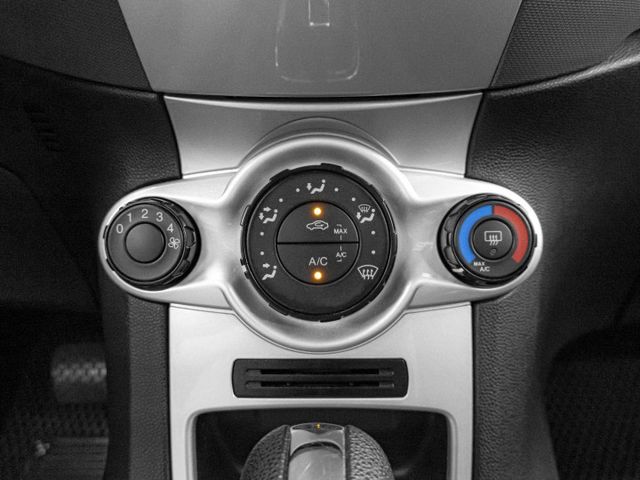 2013年 FORD福特 FIESTA 藍白 1.6／倒車雷達.手動空調.ABS.SRS  第12張相片