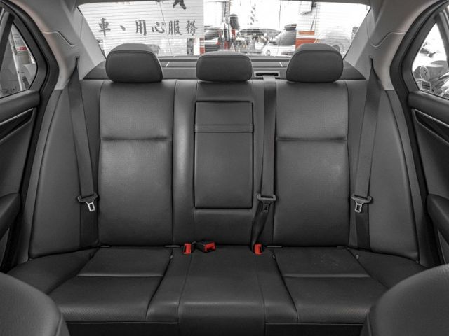 2013年 BENZ賓士 C200 黑 1.8／定速.天窗.倒車顯影.電動椅  第9張相片