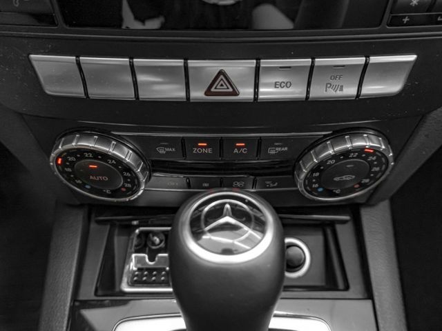 2013年 BENZ賓士 C200 黑 1.8／定速.天窗.倒車顯影.電動椅  第12張相片