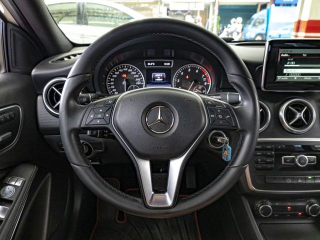 2014年 BENZ賓士 A180 白 1.6／定速.恆溫.電動椅.倒車顯影  第5張相片