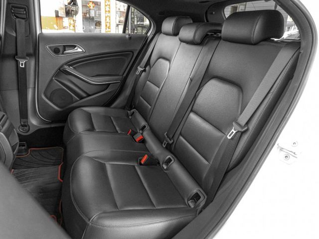2014年 BENZ賓士 A180 白 1.6／定速.恆溫.電動椅.倒車顯影  第8張相片