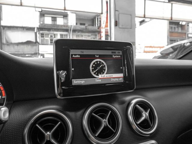 2014年 BENZ賓士 A180 白 1.6／定速.恆溫.電動椅.倒車顯影  第10張相片