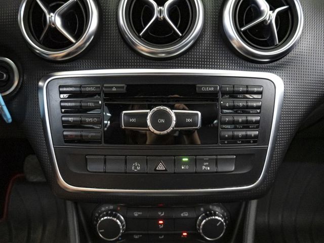 2014年 BENZ賓士 A180 白 1.6／定速.恆溫.電動椅.倒車顯影  第12張相片