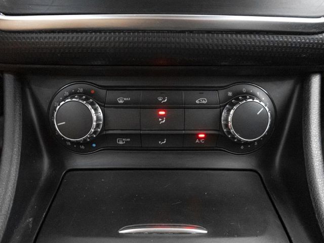 2014年 BENZ賓士 A180 白 1.6／定速.恆溫.電動椅.倒車顯影  第13張相片