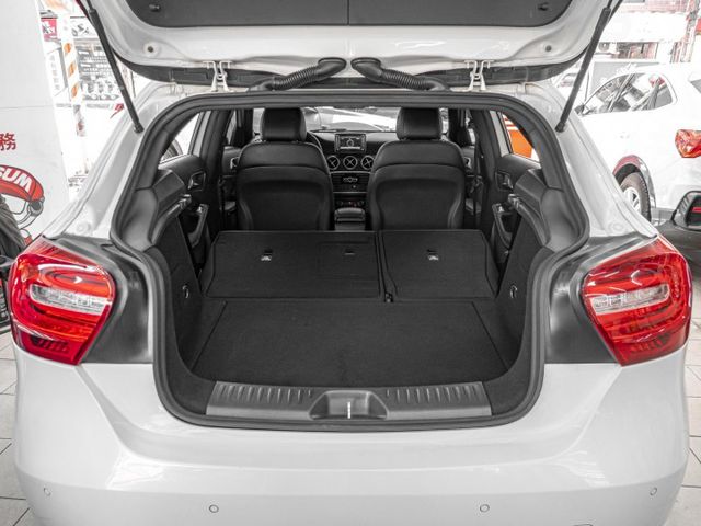 2014年 BENZ賓士 A180 白 1.6／定速.恆溫.電動椅.倒車顯影  第20張相片