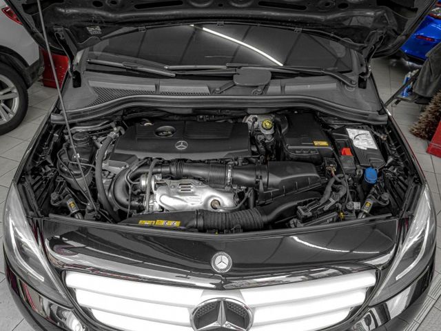 原廠保養！2015年型 BENZ賓士 B180 黑 1.6／定速.快撥.恆溫.倒車顯影.藍牙  第3張相片