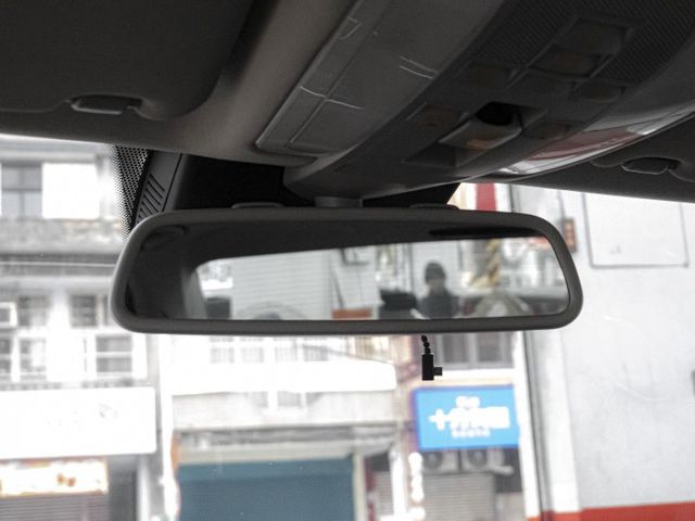 2014年型 BENZ賓士 C200 黑 1.8／天窗.定速.電動椅.倒車顯影.Carplay  第18張相片