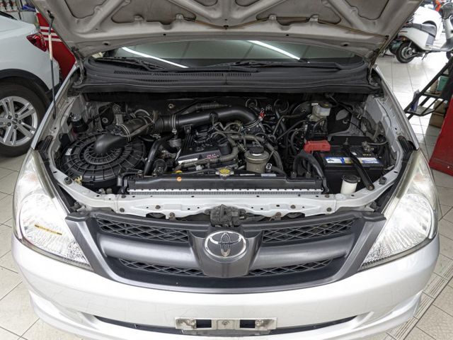 2010年 TOYOTA豐田 INNOVA 銀 2.7／倒車雷達.安全氣囊.ABS  第3張相片