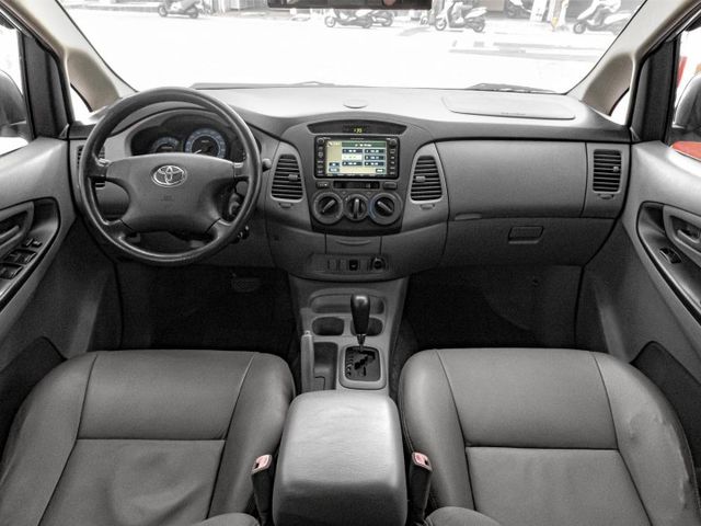 2010年 TOYOTA豐田 INNOVA 銀 2.7／倒車雷達.安全氣囊.ABS  第6張相片