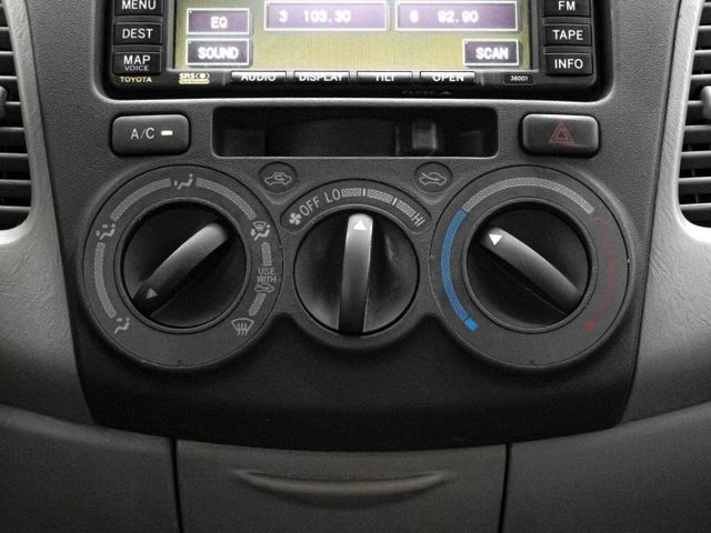 2010年 TOYOTA豐田 INNOVA 銀 2.7／倒車雷達.安全氣囊.ABS  第12張相片