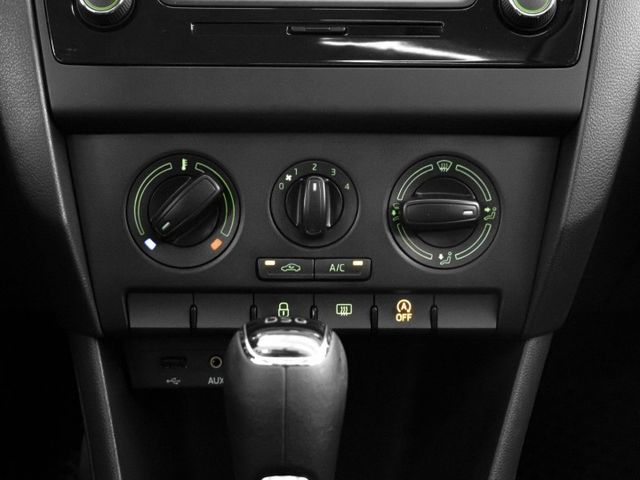 2016年 SKODA斯柯達 RAPID 紅 1.4／全景天窗.藍芽.倒車雷達.循跡防滑  第13張相片