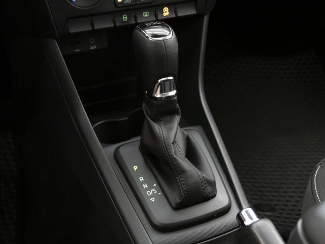 2016年 SKODA斯柯達 RAPID 紅 1.4／全景天窗.藍芽.倒車雷達.循跡防滑  第14張相片