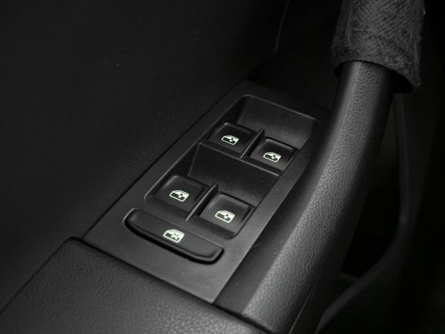 2016年 SKODA斯柯達 RAPID 紅 1.4／全景天窗.藍芽.倒車雷達.循跡防滑  第16張相片