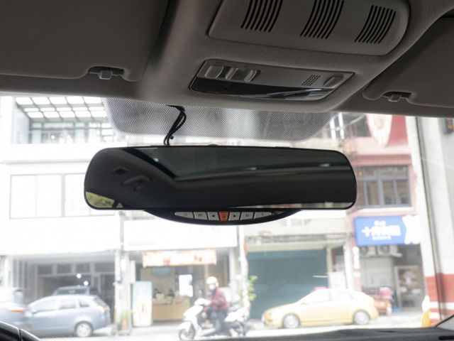 2016年 SKODA斯柯達 RAPID 紅 1.4／全景天窗.藍芽.倒車雷達.循跡防滑  第17張相片