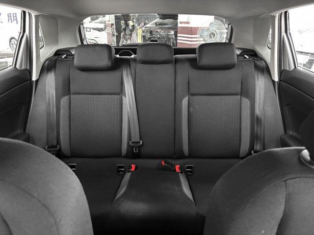 2023年型 VW福斯 POLO 銀 1.0／I-KEY.ACC.車偏.倒車顯影.Carplay  第10張相片