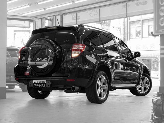 原廠保養！2010年型 TOYOTA豐田 RAV4 黑 2.4／天窗.定速.導航.循跡防滑.倒車顯影  第2張相片