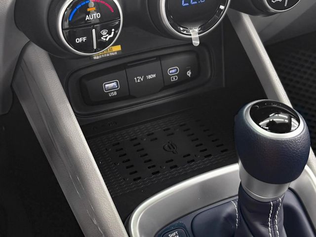原廠保固！2024年 HYUNDAI現代 VENUE 白 1.6／I-KEY.ACC.盲點.車偏.環景.CarPlay  第19張相片
