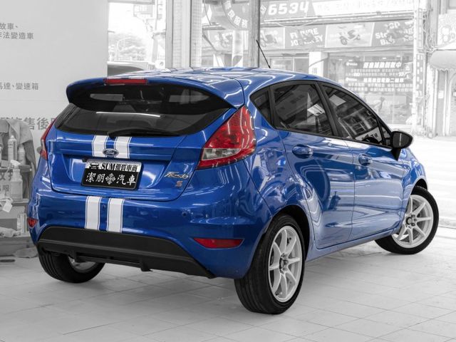 2013年 FORD福特 FIESTA 藍白 1.6／倒車雷達.手動空調.ABS.SRS  第2張相片