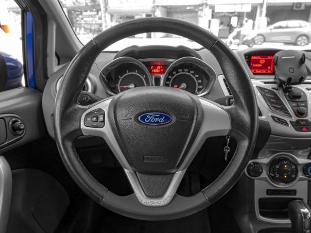 2013年 FORD福特 FIESTA 藍白 1.6／倒車雷達.手動空調.ABS.SRS  第5張相片