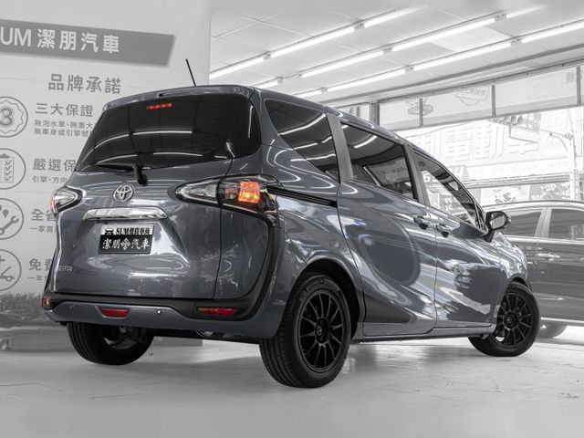 七人座！2022年 TOYOTA豐田 SIENTA 灰 1.8／I-KEY.定速.車偏.盲點.雙電滑.倒車顯影  第2張相片
