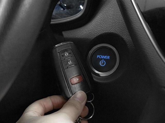 2023年 TOYOTA豐田 CROSS 白 1.8／I-KEY.倒車顯影.恆溫.藍芽  第6張相片