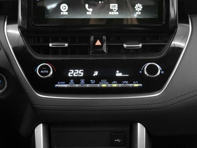 2023年 TOYOTA豐田 CROSS 白 1.8／I-KEY.倒車顯影.恆溫.藍芽  第12張相片