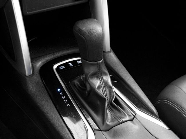 2023年 TOYOTA豐田 CROSS 白 1.8／I-KEY.倒車顯影.恆溫.藍芽  第13張相片