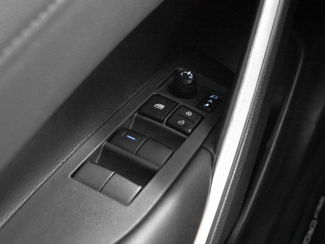 2023年 TOYOTA豐田 CROSS 白 1.8／I-KEY.倒車顯影.恆溫.藍芽  第15張相片
