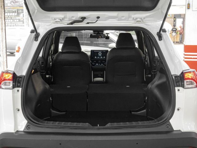 2023年 TOYOTA豐田 CROSS 白 1.8／I-KEY.倒車顯影.恆溫.藍芽  第20張相片