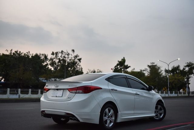 HYUNDAI現代 ELANTRA  第5張相片