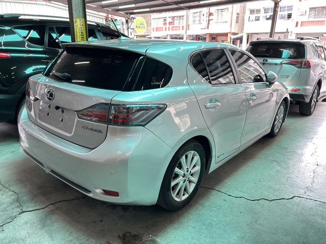 LEXUS凌志 CT200H  第7張相片