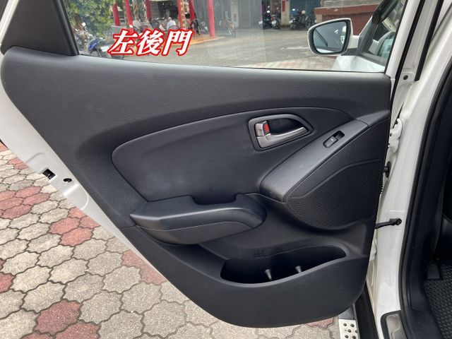 超優A級認證車 省油柴油大馬力 電動椅 影音電視 里程保證僅116000公里 全車100%原鈑件  第13張相片