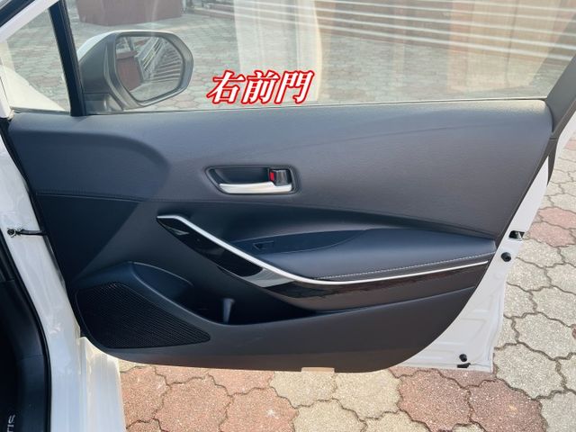 新車原廠保固中 I KEY 定速 恆溫 盲點偵測 CAR PLAY 里程保證僅11729公里 全車100%原漆原鈑件  第14張相片