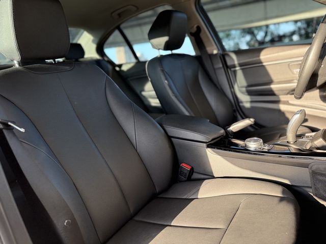 BMW寶馬 318D SEDAN  第8張相片