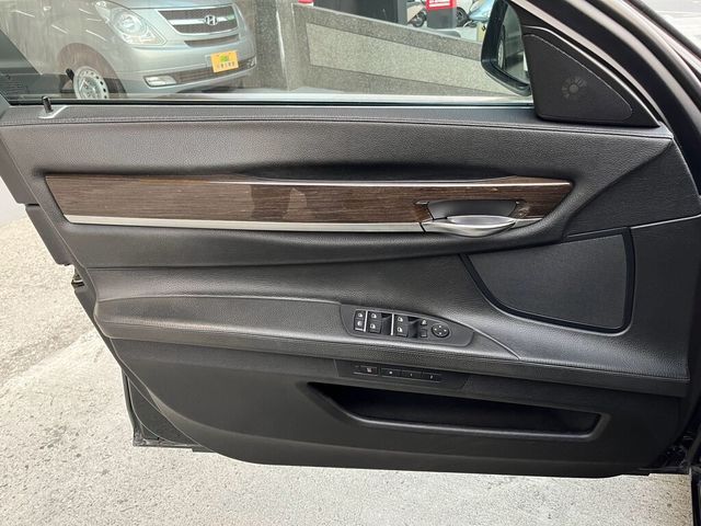 BMW寶馬 740LI  第14張相片