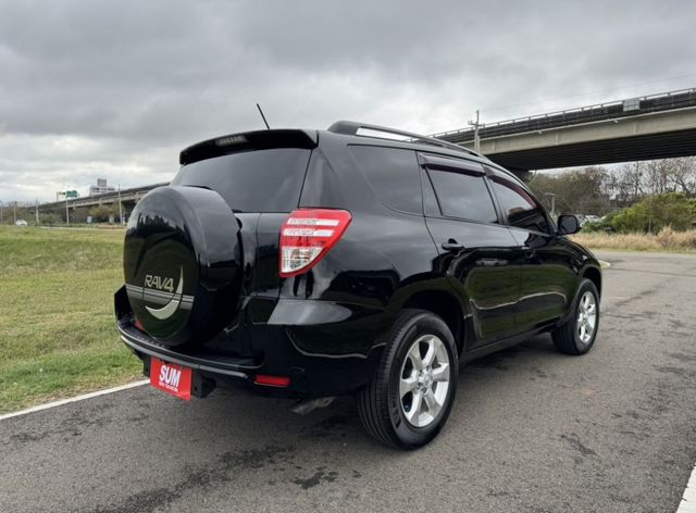 運動休旅車~ 2010 Toyota RAV4 2.4✅恆溫空調✅定速巡航✅駕駛座電動調整✅方向盤快控鍵★歡迎蒞臨賞車試  第20張相片